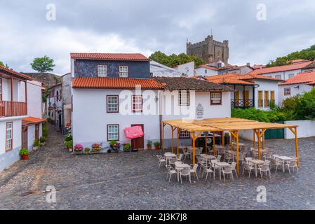 Braganca, Portugal, 3 juillet 2021 : rue étroite dans la vieille ville de Braganca, Portugal. Banque D'Images