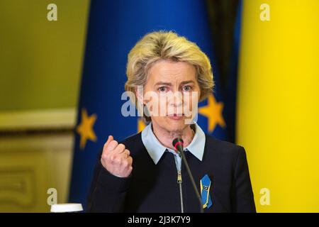 Le président de la Commission européenne Ursula von der Leyen et le président Volodymyr Zelensky. Le président de la Commission européenne Ursula von der Leyen et le haut représentant de l'UE pour les affaires étrangères et la politique de sécurité Josep Borrell ont rencontré le président ukrainien Volodymyr Zelensky à Kiev, en Ukraine. Le président Zelensky a remercié l'Union européenne pour le soutien politique, financier et militaire de l'Ukraine et a appelé l'UE à continuer d'imposer des sanctions à la Fédération de Russie jusqu'à ce qu'elle cesse ses intentions agressives. Banque D'Images