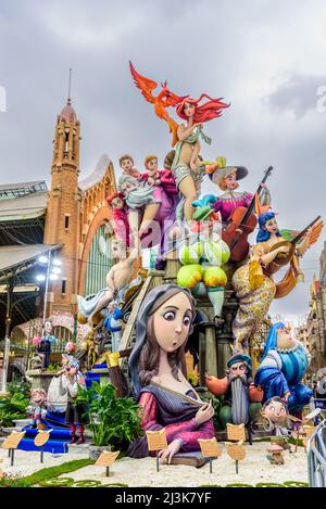 Valence, espagne - 15 mars 2022 : monument Fallas sur la place du marché de Colon, pendant les fallas de Valence. Banque D'Images