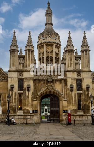 Royaume-uni, Angleterre, Cambridge. L'entrée au collège du roi. Banque D'Images