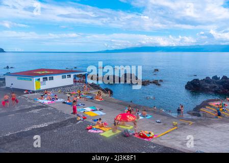 Velas, Portugal, 25 juin 2021 : piscine naturelle à Velas, sur l'île de Sao Jorge aux Açores, Portugal. Banque D'Images