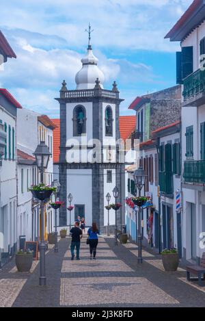 Velas, Portugal, 25 juin 2021 : rue étroite dans la vieille ville de Velas, Sao Jorge, portugal. Banque D'Images