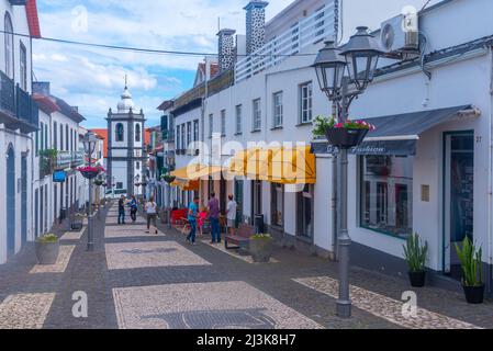 Velas, Portugal, 25 juin 2021 : rue étroite dans la vieille ville de Velas, Sao Jorge, portugal. Banque D'Images