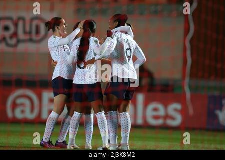 Llanelli, Royaume-Uni. 08th avril 2022. Marie-Antoinette Katoto de France (r) célèbre avec ses coéquipiers après avoir mis ses équipes 2nd but .Wales femmes contre France femmes, FIFA Women's World Cup 2023 qualifications UEFA au Parc y Scarlets à Llanelli, dans le sud du pays de Galles, le vendredi 8th avril 2022. Usage éditorial seulement, photo par Andrew Orchard/Andrew Orchard sports photographie/Alamy Live News crédit: Andrew Orchard sports photographie/Alamy Live News Banque D'Images