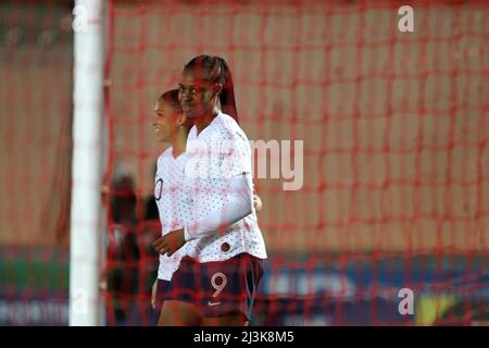 Llanelli, Royaume-Uni. 08th avril 2022. Marie-Antoinette Katoto de France (r) célèbre avec ses coéquipiers après avoir mis ses équipes 2nd but .Wales femmes contre France femmes, FIFA Women's World Cup 2023 qualifications UEFA au Parc y Scarlets à Llanelli, dans le sud du pays de Galles, le vendredi 8th avril 2022. Usage éditorial seulement, photo par Andrew Orchard/Andrew Orchard sports photographie/Alamy Live News crédit: Andrew Orchard sports photographie/Alamy Live News Banque D'Images