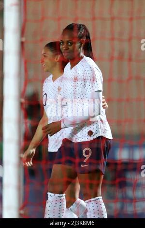 Llanelli, Royaume-Uni. 08th avril 2022. Marie-Antoinette Katoto de France (r) célèbre avec ses coéquipiers après avoir mis ses équipes 2nd but .Wales femmes contre France femmes, FIFA Women's World Cup 2023 qualifications UEFA au Parc y Scarlets à Llanelli, dans le sud du pays de Galles, le vendredi 8th avril 2022. Usage éditorial seulement, photo par Andrew Orchard/Andrew Orchard sports photographie/Alamy Live News crédit: Andrew Orchard sports photographie/Alamy Live News Banque D'Images