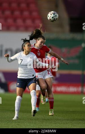 Llanelli, Royaume-Uni. 08th avril 2022. Sakina Karchaoui de France (l) saute pour le ballon avec Carrie Jones du pays de Galles (r). Wales Women contre France Women, FIFA Women's World Cup 2023 UEFA qualifier au Parc y Scarlets à Llanelli, au sud du pays de Galles, le vendredi 8th avril 2022. Usage éditorial seulement, photo par Andrew Orchard/Andrew Orchard sports photographie/Alamy Live News crédit: Andrew Orchard sports photographie/Alamy Live News Banque D'Images