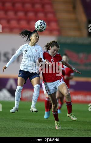 Llanelli, Royaume-Uni. 08th avril 2022. Sakina Karchaoui de France (l) saute pour le ballon avec Carrie Jones du pays de Galles (r). Wales Women contre France Women, FIFA Women's World Cup 2023 UEFA qualifier au Parc y Scarlets à Llanelli, au sud du pays de Galles, le vendredi 8th avril 2022. Usage éditorial seulement, photo par Andrew Orchard/Andrew Orchard sports photographie/Alamy Live News crédit: Andrew Orchard sports photographie/Alamy Live News Banque D'Images