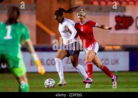 Llanelli, Royaume-Uni. 08th avril 2022. Marie-Antoinette Katoto de France en action contre Gemma Evans du pays de Galles. Le pays de Galles contre la France dans un qualificateur de coupe du monde féminin de la FIFA au Parc y Scarlets le 8th avril 2022 crédit: Lewis Mitchell/Alay Live News Banque D'Images