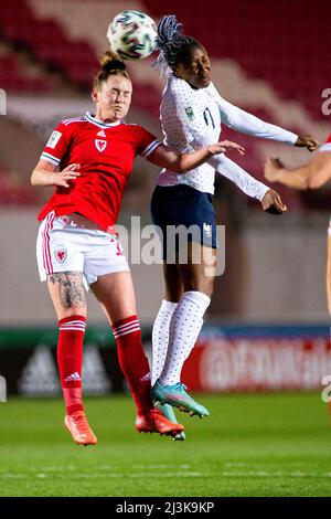 Llanelli, Royaume-Uni. 08th avril 2022. Kadidiatou Diani de France en action contre Rachel Rowe du pays de Galles. Le pays de Galles contre la France dans un qualificateur de coupe du monde féminin de la FIFA au Parc y Scarlets le 8th avril 2022 crédit: Lewis Mitchell/Alay Live News Banque D'Images