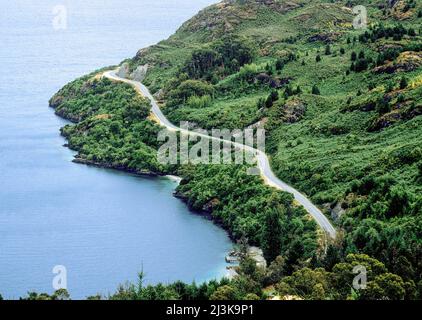 Route sinueuse le long du bord du lac Wakatipu, Nouvelle-Zélande, île du Sud. Banque D'Images