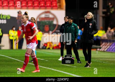 Llanelli, Royaume-Uni. 08th avril 2022. Gemma Grainger, directrice du pays de Galles, sur la ligne de contact. Le pays de Galles contre la France dans un qualificateur de coupe du monde féminin de la FIFA au Parc y Scarlets le 8th avril 2022 crédit: Lewis Mitchell/Alay Live News Banque D'Images