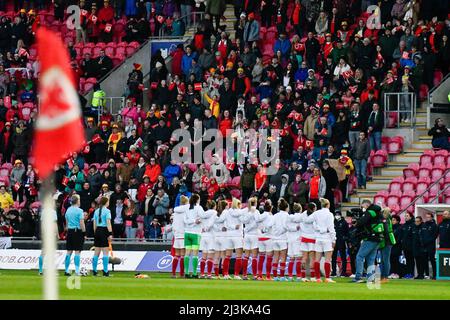 Llanelli, pays de Galles. 8 avril 2022. L'équipe des femmes du pays de Galles s'est formée pour les hymnes nationaux avant le match I du groupe de qualification de la coupe du monde des femmes de la FIFA entre les femmes du pays de Galles et les femmes de France au parc y Scarlets à Llanelli, au pays de Galles, au Royaume-Uni, le 8 avril 2022. Crédit : Duncan Thomas/Majestic Media. Banque D'Images