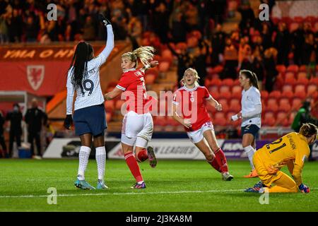 Llanelli, pays de Galles. 8 avril 2022. Gemma Evans of Wales Women célèbre son objectif d'égalisation avant qu'il ne soit exclu pour les offside lors du match du groupe I de qualification de la coupe du monde des femmes de la FIFA entre Wales Women et France Women au Parc y Scarlets à Llanelli, au pays de Galles, au Royaume-Uni, le 8 avril 2022. Crédit : Duncan Thomas/Majestic Media. Banque D'Images