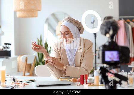 Un blogueur de beauté musulman enregistre une vidéo dans un dressing Banque D'Images