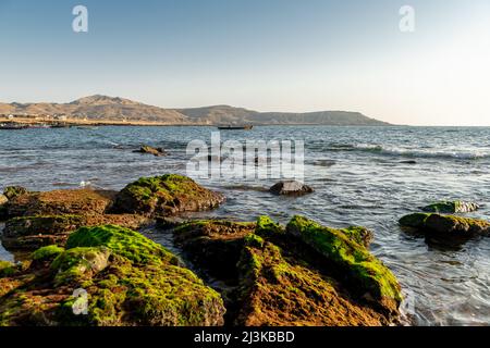 Vue sur la plage du village de Moubarak au coucher du soleil Banque D'Images