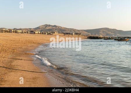 Vue sur la plage du village de Moubarak au coucher du soleil Banque D'Images