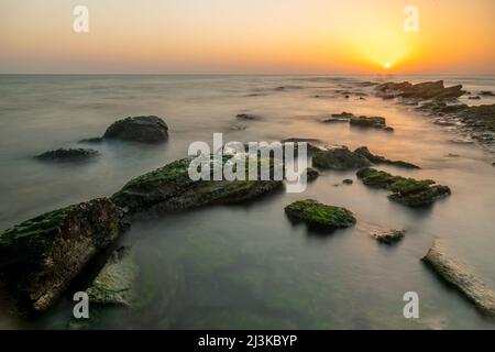 Vue sur la plage du village de Moubarak au coucher du soleil Banque D'Images