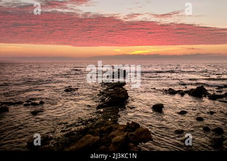 Vue sur la plage du village de Moubarak au coucher du soleil Banque D'Images