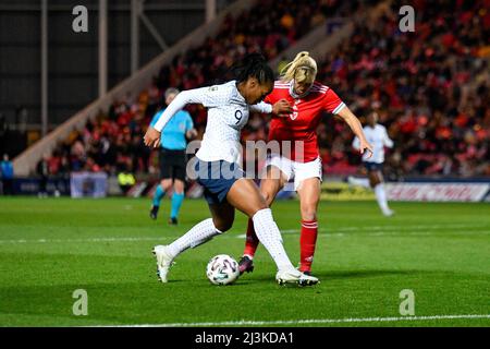 Llanelli, pays de Galles. 8 avril 2022. Marie-Antoinette Katoto de France les femmes se disputent avec Gemma Evans de Wales Women lors du match I du groupe de qualification de la coupe du monde des femmes de la FIFA entre Wales Women et France Women au Parc y Scarlets à Llanelli, pays de Galles, Royaume-Uni, le 8 avril 2022. Crédit : Duncan Thomas/Majestic Media. Banque D'Images