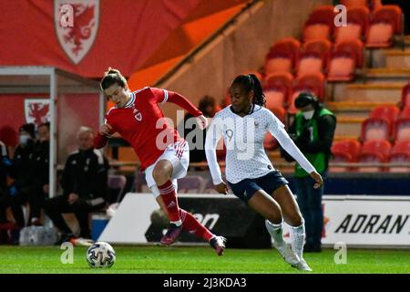 Llanelli, pays de Galles. 8 avril 2022. Hayley Ladd du pays de Galles les femmes sous pression de Marie-Antoinette Katoto de France les femmes pendant la coupe du monde de la FIFA les femmes qualificatrices de groupe I match entre les femmes du pays de Galles et les femmes de France au Parc y Scarlets à Llanelli, pays de Galles, Royaume-Uni, le 8 avril 2022. Crédit : Duncan Thomas/Majestic Media. Banque D'Images