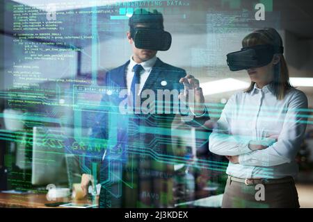 Faire des affaires dans le domaine numérique. Prise de vue en exposition multiple de deux collègues pour réfléchir ensemble au bureau tout en portant des casques VR. Banque D'Images