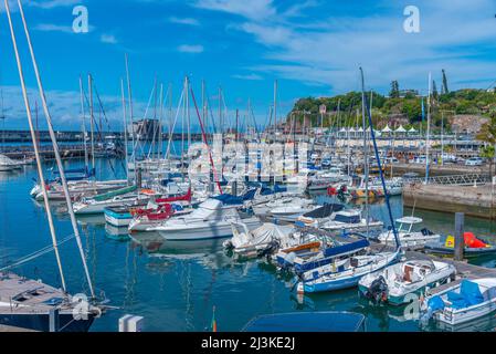 Funchal, Portugal, 13 juin 2021 : Marina à la ville portugaise de Funchal. Banque D'Images