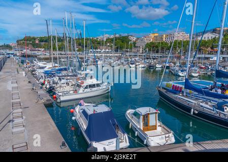 Funchal, Portugal, 13 juin 2021 : Marina à la ville portugaise de Funchal. Banque D'Images