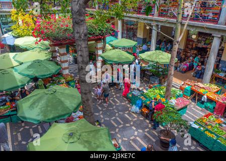 Funchal, Portugal, 12 juin 2021 : Mercado dos Lavradores dans la ville portugaise de Funchal. Banque D'Images