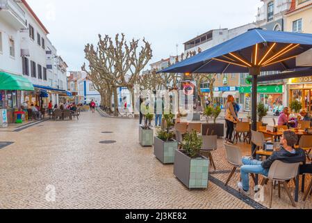 Ericeira, Portugal, 28 octobre 2021 : rue commerciale de la ville portugaise Ericeira. Banque D'Images