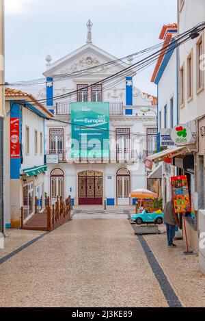 Ericeira, Portugal, 28 octobre 2021 : rue commerciale de la ville portugaise Ericeira. Banque D'Images