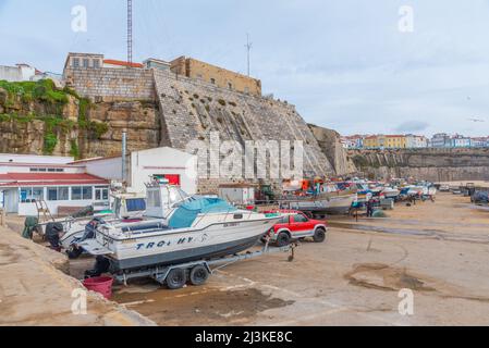 Ericeira, Portugal, 28 octobre 2021 : bateaux de pêche dans la ville portugaise d'Ericeira. Banque D'Images