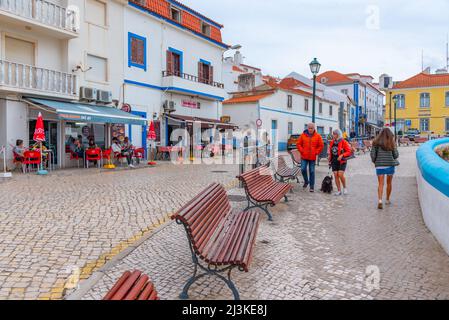 Ericeira, Portugal, 28 octobre 2021 : rue commerciale de la ville portugaise Ericeira. Banque D'Images