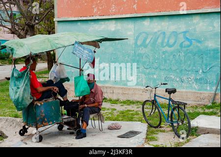 Shoeshine man travaille sur des bottes de clients à la Havane, Cuba. Banque D'Images