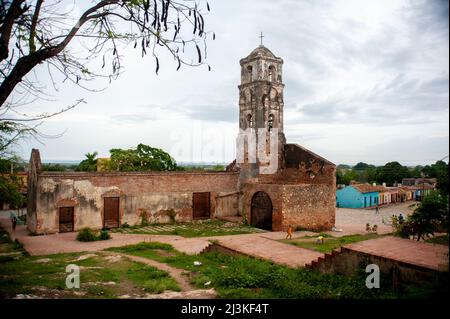 Église Santa Ana. Une vieille église en ruine à Trinidad, Cuba avec vue sur le ciel et l'océan des Caraïbes au loin. Banque D'Images