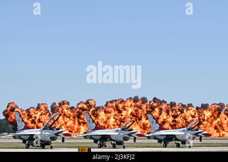 Les Thunderbirds de la US Air Force effectuent une démonstration aérienne lors de l'exposition aérienne et spatiale Shaw à la base aérienne Shaw, en Caroline du Sud, le 3 avril 2022. L'exposition a présenté 12 avions à exposition statique et 10 avions à exposition aérienne, ainsi que d'autres attractions et expositions, qui ont attiré plus de 55 000 participants. (É.-U. Photo de la Force aérienne par Tech. Sgt. Ryan Conroy) Banque D'Images