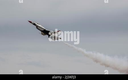 Les Thunderbirds de la US Air Force effectuent une démonstration aérienne lors de l'exposition aérienne et spatiale Shaw à la base aérienne Shaw, en Caroline du Sud, le 3 avril 2022. L'exposition a présenté 12 avions à exposition statique et 10 avions à exposition aérienne, ainsi que d'autres attractions et expositions, qui ont attiré plus de 55 000 participants. (É.-U. Photo de la Force aérienne par Tech. Sgt. Ryan Conroy) Banque D'Images