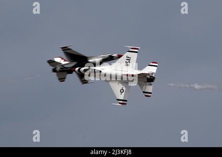 Les Thunderbirds de la US Air Force effectuent une démonstration aérienne lors de l'exposition aérienne et spatiale Shaw à la base aérienne Shaw, en Caroline du Sud, le 3 avril 2022. L'exposition a présenté 12 avions à exposition statique et 10 avions à exposition aérienne, ainsi que d'autres attractions et expositions, qui ont attiré plus de 55 000 participants. (É.-U. Photo de la Force aérienne par Tech. Sgt. Ryan Conroy) Banque D'Images