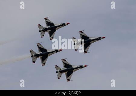 Les Thunderbirds de la US Air Force effectuent une démonstration aérienne lors de l'exposition aérienne et spatiale Shaw à la base aérienne Shaw, en Caroline du Sud, le 3 avril 2022. L'exposition a présenté 12 avions à exposition statique et 10 avions à exposition aérienne, ainsi que d'autres attractions et expositions, qui ont attiré plus de 55 000 participants. (É.-U. Photo de la Force aérienne par Tech. Sgt. Ryan Conroy) Banque D'Images