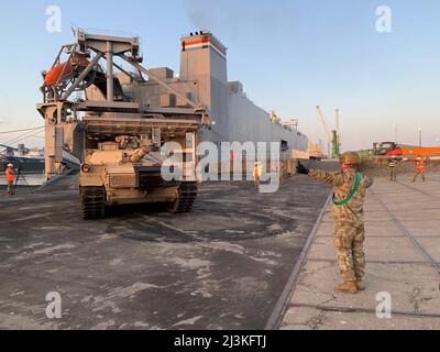 Un char de M1 Abrams appartenant à l'équipe de combat de la Brigade blindée de 3rd, Division d'infanterie de 4th, a été déployé en Europe au large de la bretelle du MV Cape Washington, un navire de cargaison de la flotte de réserve du Commandement militaire de Seallift. Le matériel est arrivé au port de Vlissingen (pays-Bas) le 27 mars 2022 à l'appui de l'opération Atlantique Resolve. (É.-U. Photo de l'armée par: Jeff Jurgensen) Banque D'Images