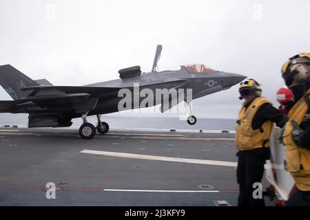 220403-N-XN177-4082 OCÉAN PACIFIQUE (le 3 avril 2022) – un F-35B Lightning II attaché à l'Escadron d'essais et d'évaluation opérationnels maritimes (VMX) 1 sort du pont de vol du navire d'assaut amphibie USS Tripoli (LHA 7), avril 3. LE VMX-1 est embarqué à Tripoli dans le cadre de la démonstration du concept de porte-foudre du corps des Marines des États-Unis. La démonstration du concept de porte-foudre montre que Tripoli et d'autres navires d'assaut amphibies sont capables de fonctionner en tant que plates-formes de grève à voilure fixe dédiée si nécessaire, capable de porter la cinquième génération de takeoff/vertical Landing (STOVL) Aircra court Banque D'Images