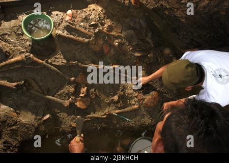 Travailleurs et archéologues de la National Archaeology Research en Indonésie excavant un site de sépulture préhistorique à Tempuran, Karawang, Indonésie. Banque D'Images