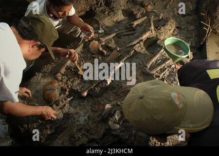 Travailleurs et archéologues de la National Archaeology Research en Indonésie excavant un site de sépulture préhistorique à Tempuran, Karawang, Indonésie. Banque D'Images