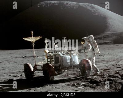 L'astronaute James Irwin avec le véhicule itinérant lunaire, avec le mont Hadley en arrière-plan. Banque D'Images
