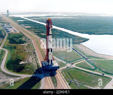 La fusée Apollo 8 Saturn V pendant le déploiement du bâtiment d'assemblage de véhicules jusqu'au plateau de lancement. Banque D'Images