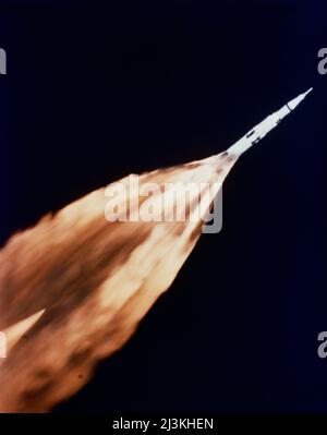 Les cinq moteurs F-1 de l'énorme fusée Apollo/Saturn V laissent un gigantesque sentier de flamme dans le ciel au-dessus du Centre spatial Kennedy quelques secondes après le décollage. Le lancement de la mission spatiale sans pilote Apollo 6 (vaisseau spatial 020/Saturne 502) a eu lieu le 4 avril 1968. Cette vue du lancement de l'Apollo 6 a été prise à partir d'un avion de chasse. Banque D'Images