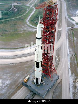 La fusée Apollo 15 Saturn V pendant le déploiement du bâtiment d'assemblage de véhicules jusqu'au plateau de lancement. Banque D'Images