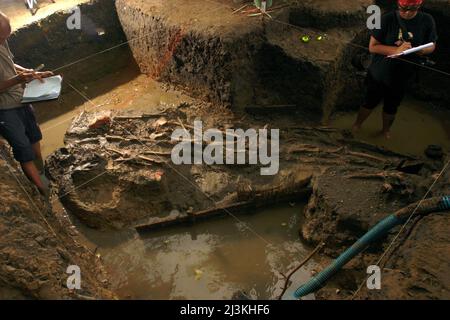 Travailleurs et archéologues de la National Archaeology Research en Indonésie excavant un site de sépulture préhistorique à Tempuran, Karawang, Indonésie. Banque D'Images