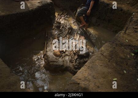 Travailleurs et archéologues de la National Archaeology Research en Indonésie excavant un site de sépulture préhistorique à Tempuran, Karawang, Indonésie. Banque D'Images