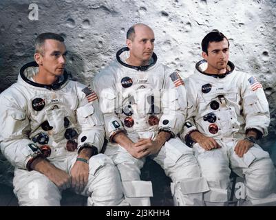 L'équipe de premier plan de la mission orbite lunaire Apollo 10 au Centre spatial Kennedy. Ils sont de gauche à droite : le pilote du module Lunar, Eugene Cernan, le commandant, Thomas Stafford, et le pilote du module de commandement John Young. Banque D'Images